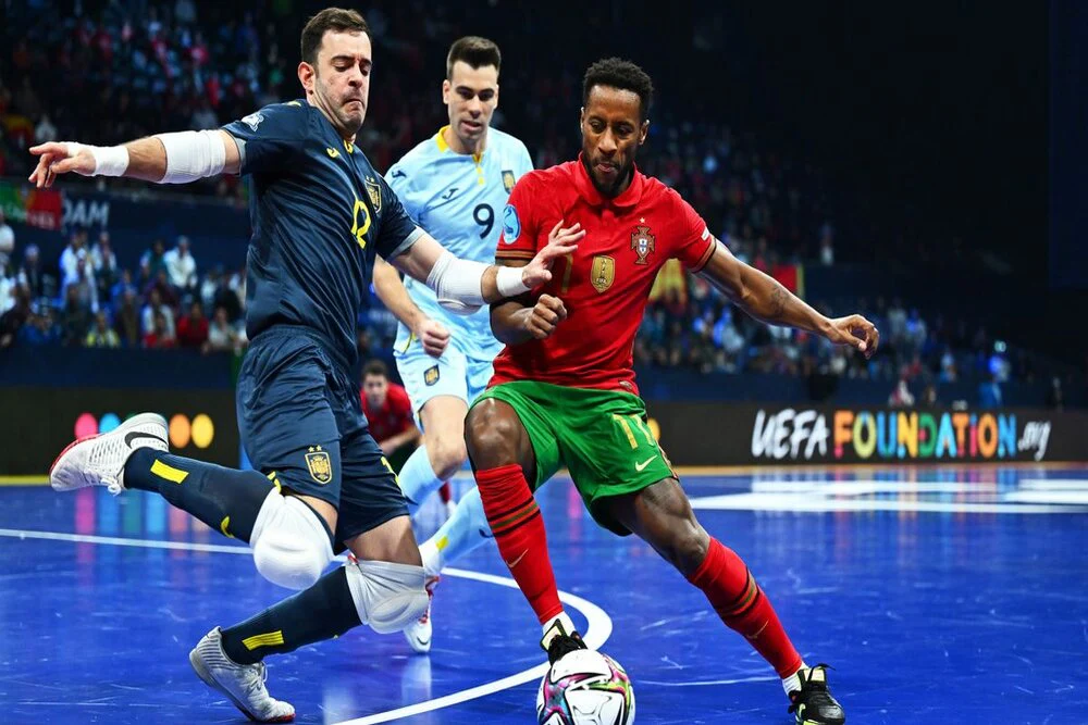 艾顿是湖人队史首位100%命中率0失误且砍两双的首发球员